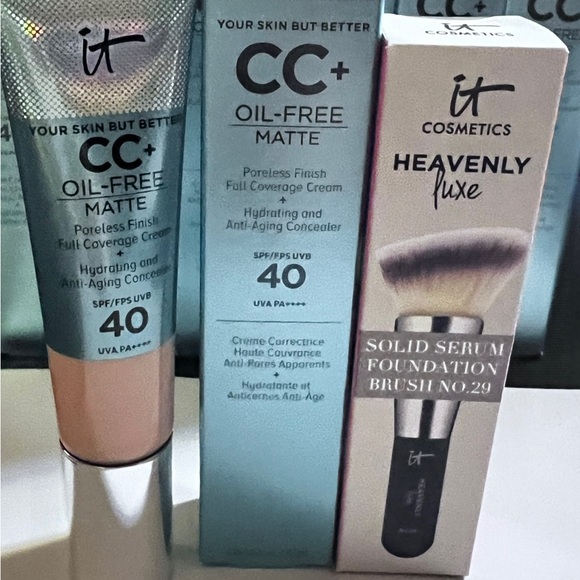 IT Cosmetics CC+ Oil-Free Matte Foundation with Brush - Fair - Picture 2 of 9